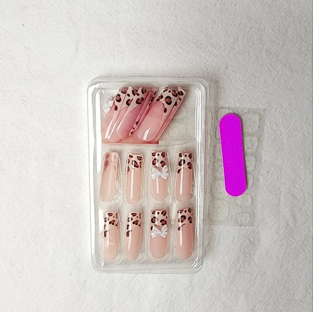 24 Pieces Fake press on nails